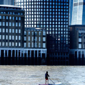 Paddleboarding on the Thames: Explore London standing on a board
